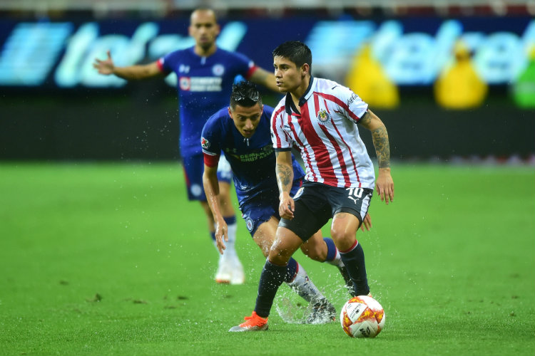 Chofis López conduce el balón en el duelo contra Cruz Azul