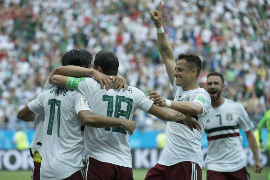 Hernández festeja gol con México