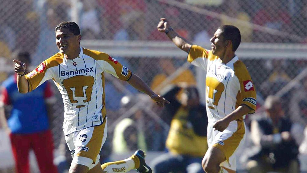 Joaquin Botero celebra un gol con Pumas en el Apertura 2003