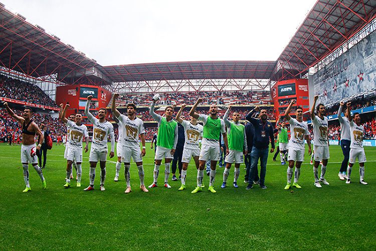 Jugadores de Pumas celebra la victoria ante Toluca con la afición