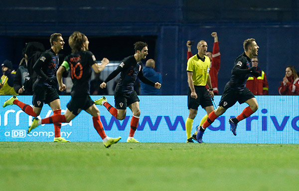 Jugadores de Croacia festeja gol de último minuto contra España