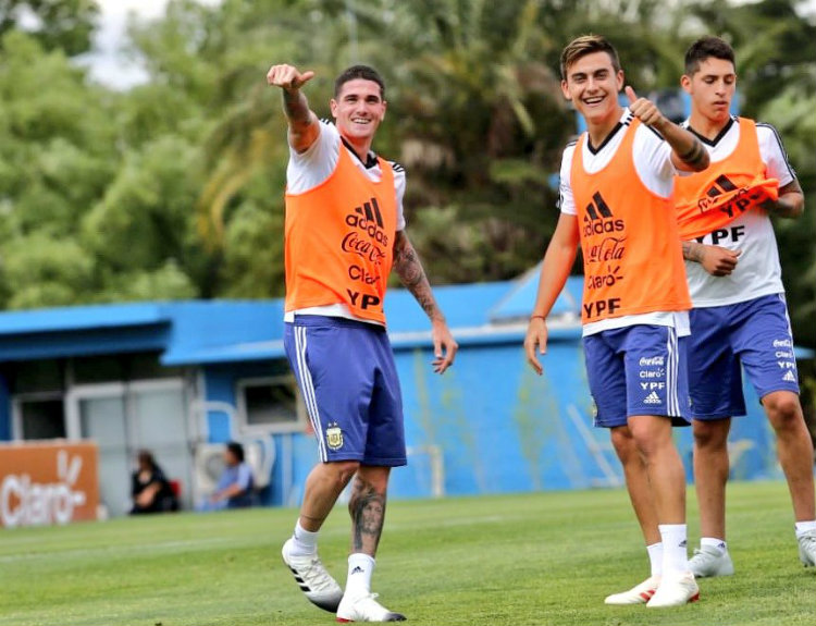 Paulo Dybala, durante un entrenamiento con Argentina