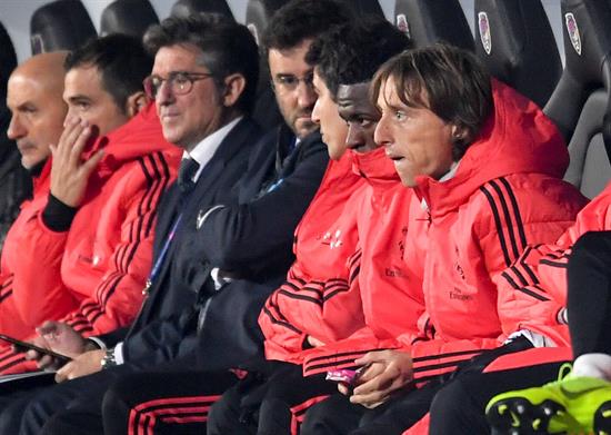 Modric observa un juego del Madrid desde la banca