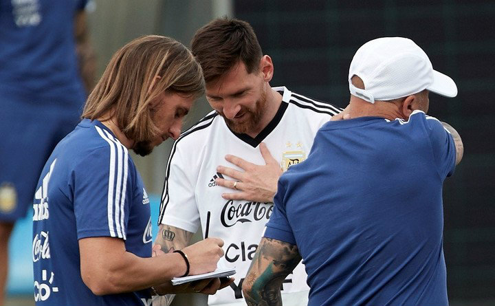 Sebastián Beccacece das indicaciones a Lionel Messi