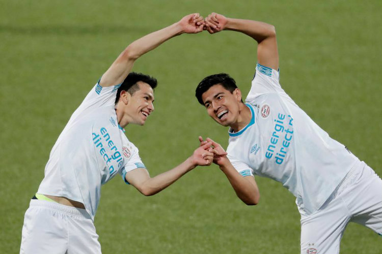 Hirving Lozano y Erick Gutiérrez festejan gol con el PSV
