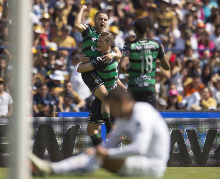 Jugadores de Santos celebran anotación contra Pumas