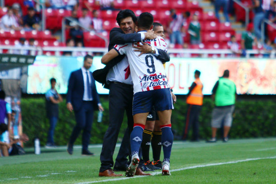 Cardozo festeja gol de Chivas
