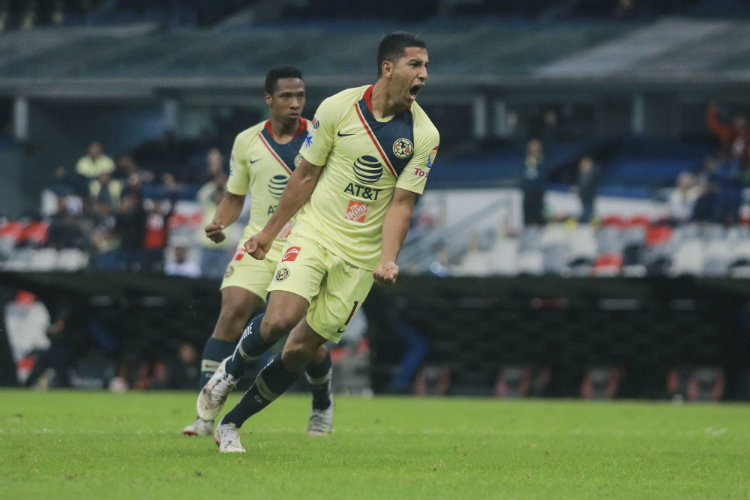 Cecilio Domínguez festeja gol con América