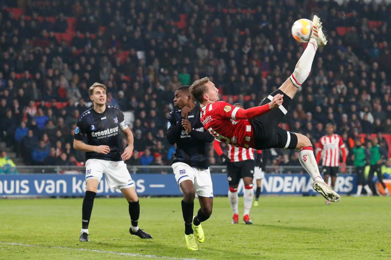 De Jong anota un gol de chilena con el PSV
