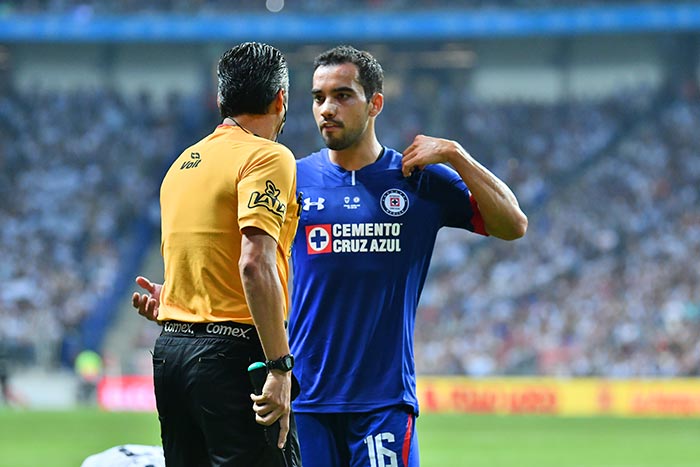El jugador discute con el árbitro