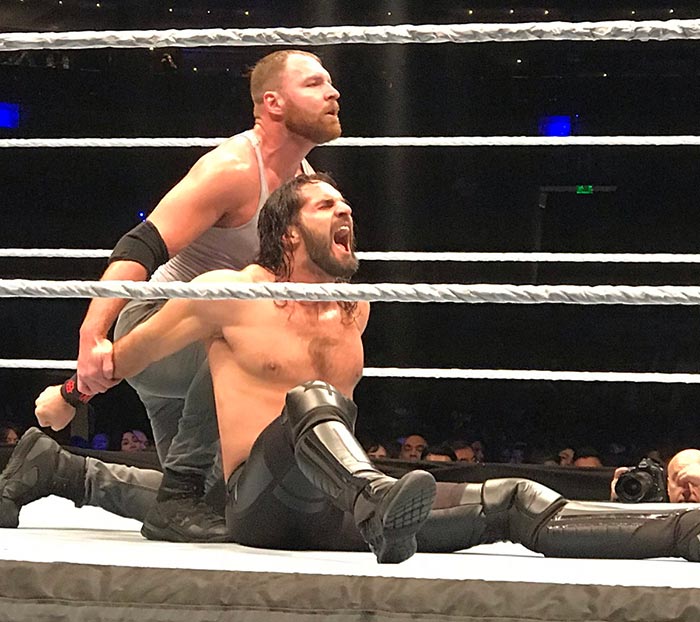 Dean Ambrose le aplica una llave a Seth Rollins