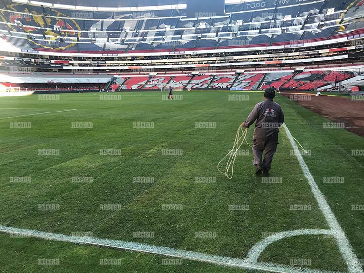 Cancha del Estadio Azteca tras el cambio de césped