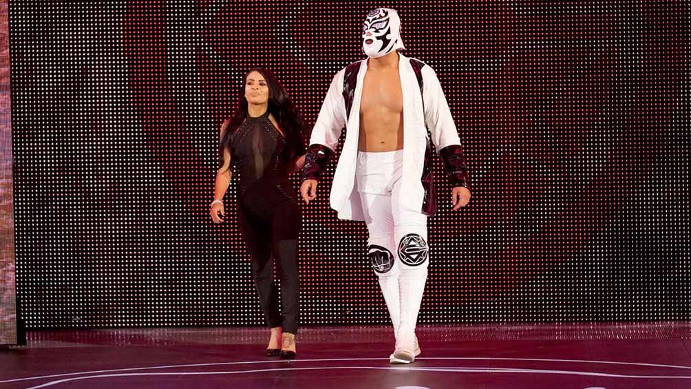 El mexicano sale con máscara en WWE