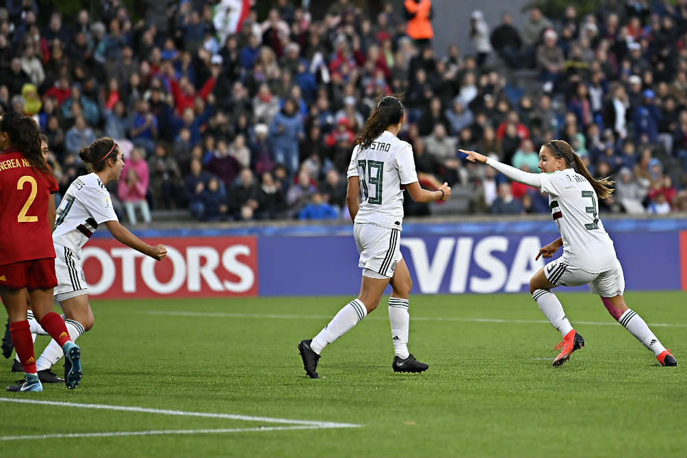 Denise Castro y Tanna Sanchez festejan gol de México