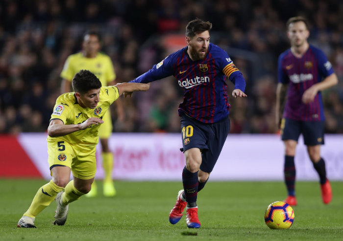 Messi conduce el balón en un juego del Barcelona