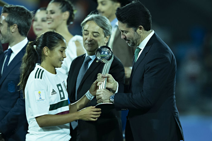 Nicole Pérez recibe el trofeo del Balón de Plata