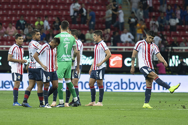 Jugadores de Chivas se lamentan tras juego contra Monarcas