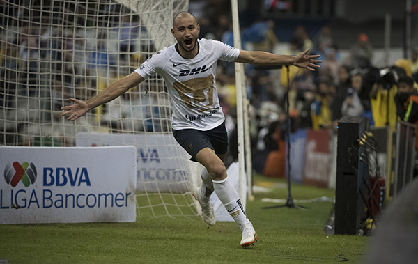 González celebra gol contra América