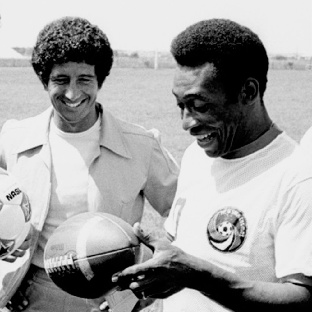 Pelé sostiene un ovoide en compromiso con los Giants