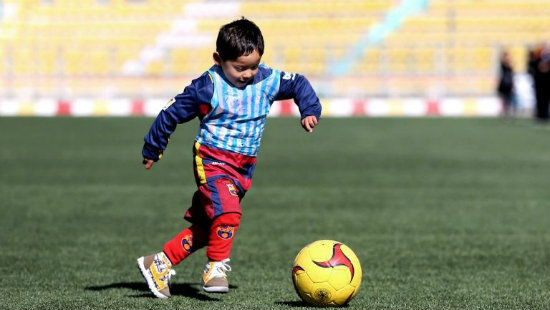 Murtaza Ahmadi conduce el balón