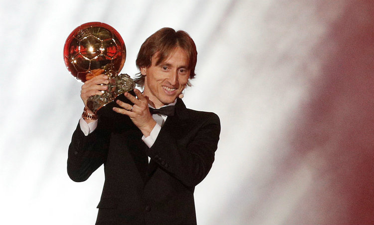 Luka Modric levanta con orgullo el Balón de Oro
