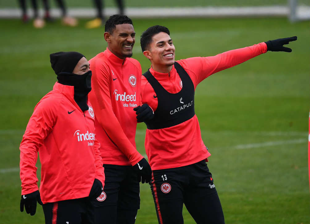 Carlos Salcedo entrenando con el Eintracht Frankfurt