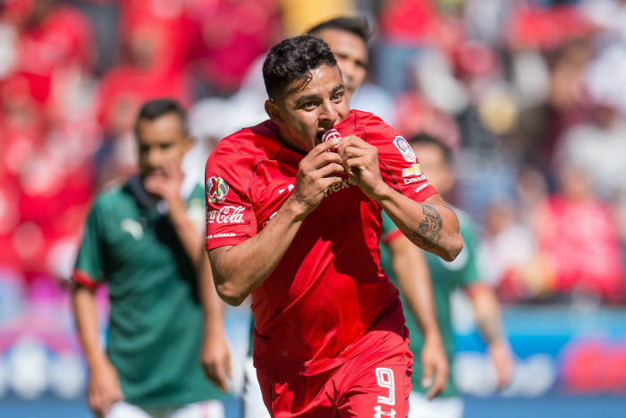 Alexis Vega festeja un gol con Toluca