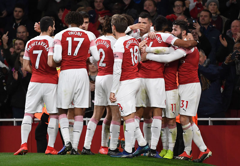 Jugadores del Arsenal celebran el tanto de la victoria 