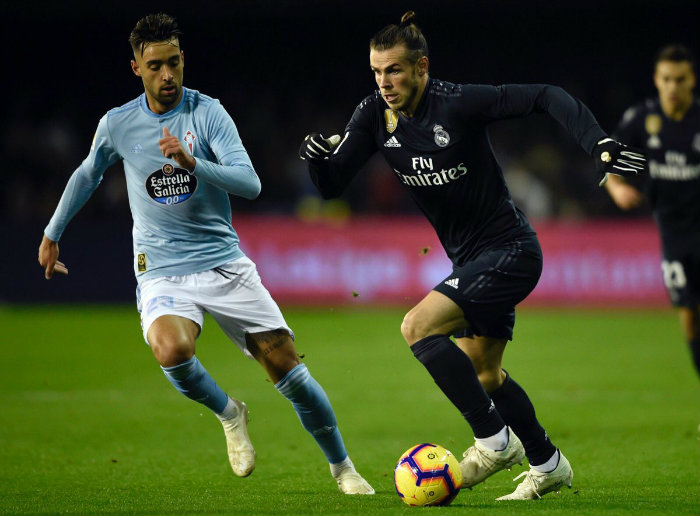 Bale conduce un balón en el juego contra el Celta