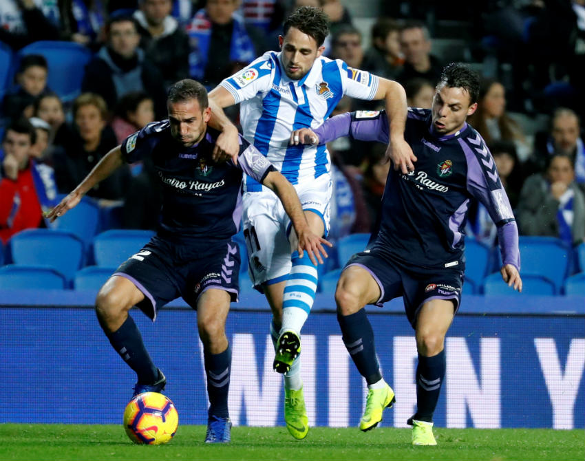 Januzaj intenta quitarle el balón a dos defensas del Valladolid 