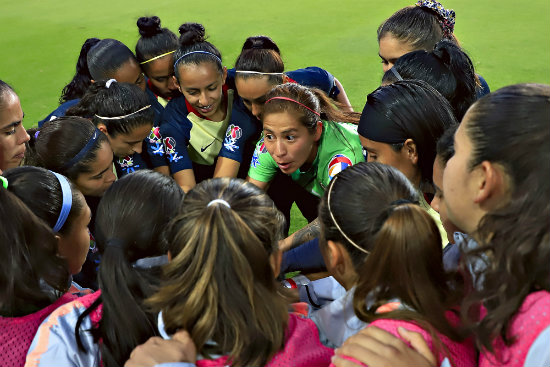 Jugadoras de América Femenil se apoyan ante del partido