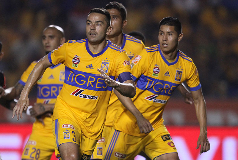 Juninho disputa un juego con Tigres en el C2018