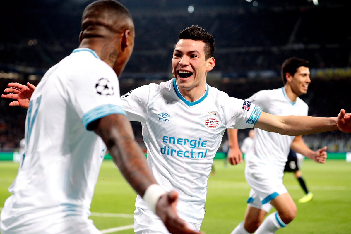 Jugadores del PSV festejan el gol de Chucky