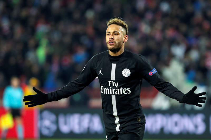 Neymar festeja su gol contra Estrella Roja