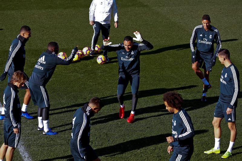 Jugadores del Real Madrid se ejercitan en una práctica 
