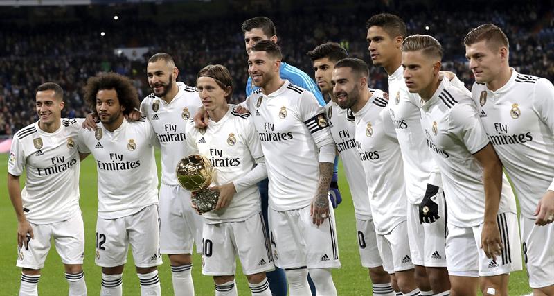 Modric posa con su Balón de Oro junto a sus compañeros