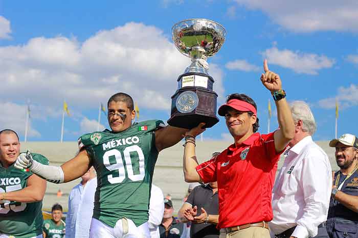 Becerril sostiene el trofeo del Tazón Azteca 2018