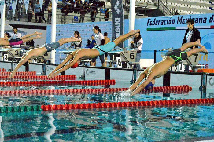 Atletas se lanza al agua en el Campeonato Nacional