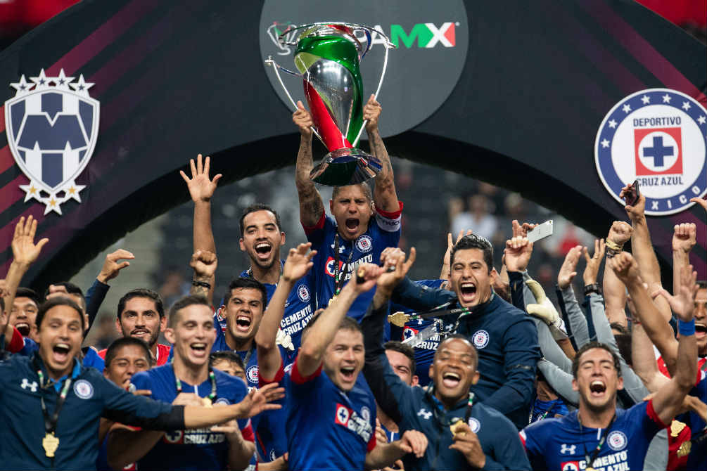 Jugadores del Cruz Azul levantan el título de la Copa MX