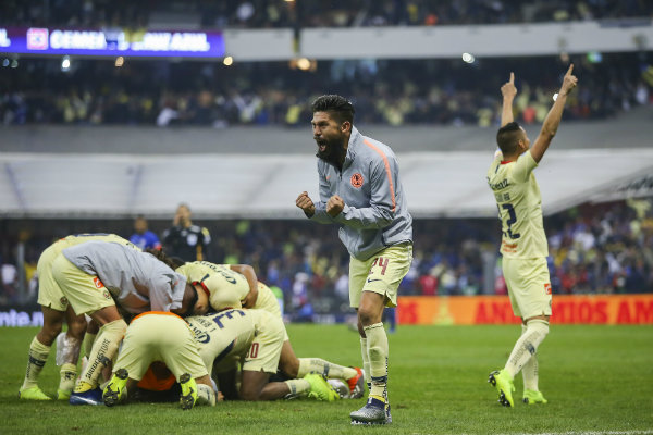 Oribe Peralta celebra un gol ante Cruz Azul 