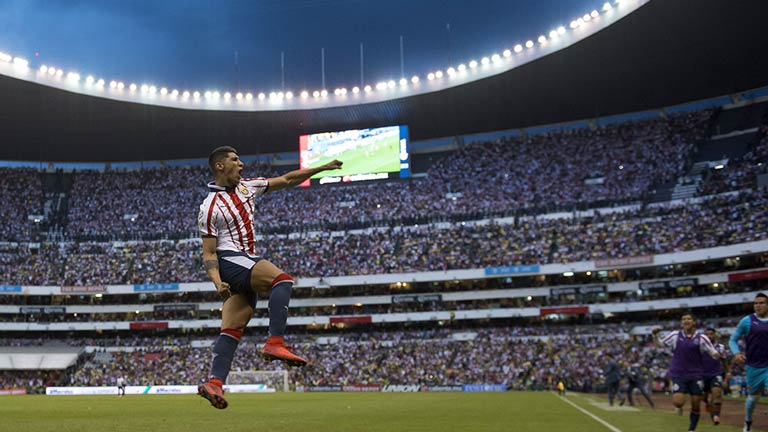 Alan Pulido festeja un gol con Chivas en el Estadio Azteca