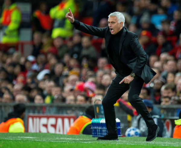 José Mourinho dirige a sus pupilos durante un partido