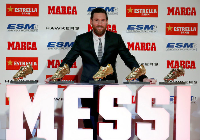 Messi posa con sus cinco Botas de Oro que ha conquistado 