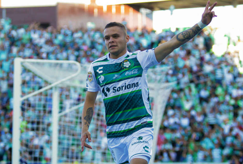 Jonathan Rodríguez festeja un gol con Santos