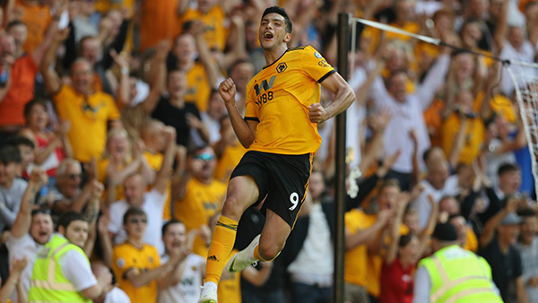 Raúl Jiménez celebra gol del Wolverhampton