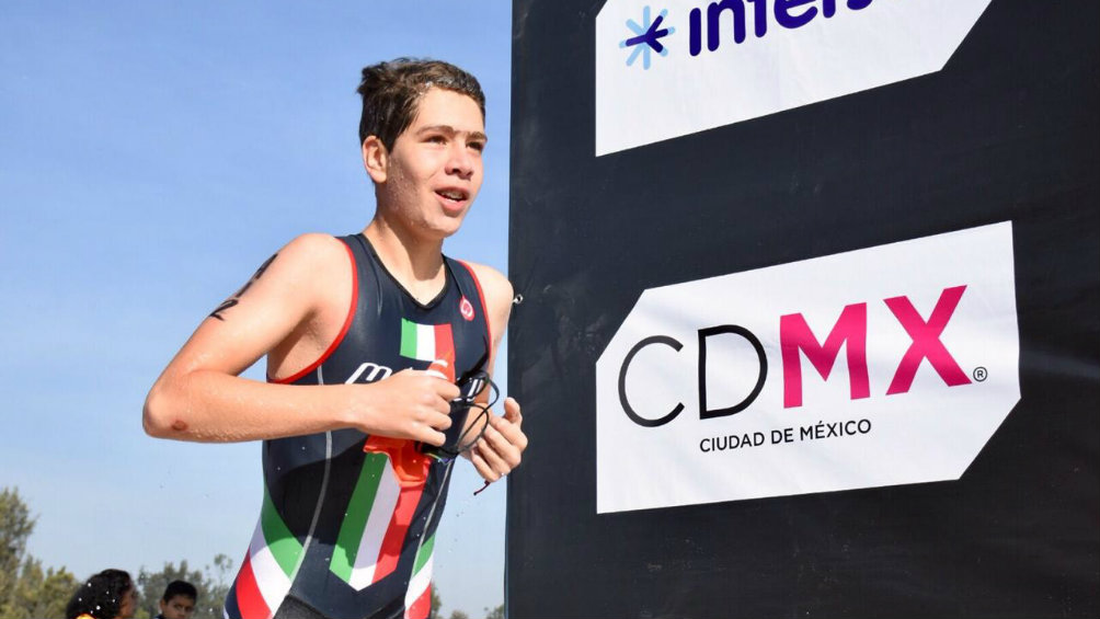 Atleta corre en Triatlón Powerade CDMX 2018