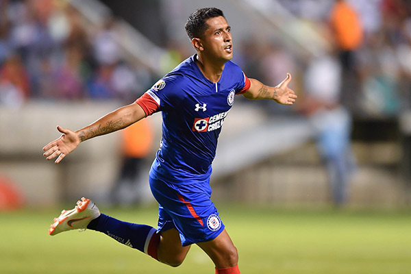 Elías Hernández celebra gol con Cruz Azul 
