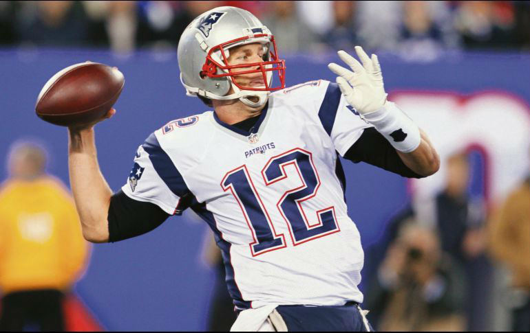 Tom Brady lanzando un pase