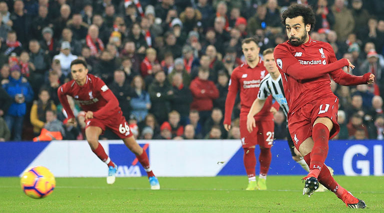 Mohamed Salah cobra penalti contra Newcastle