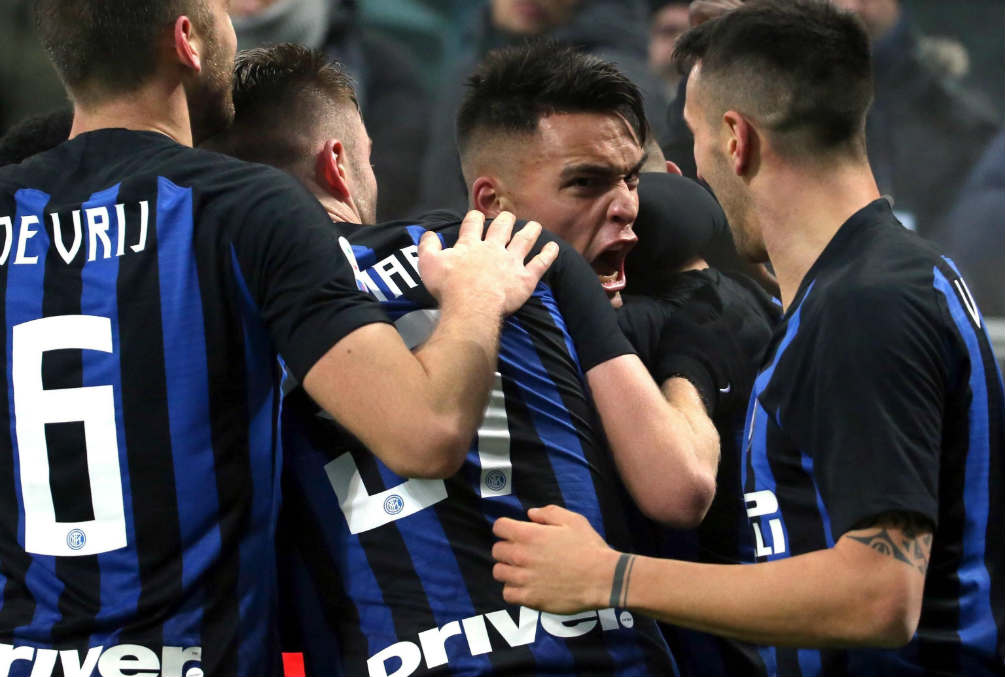 Jugadores del Inter festejan el tanto de la victoria